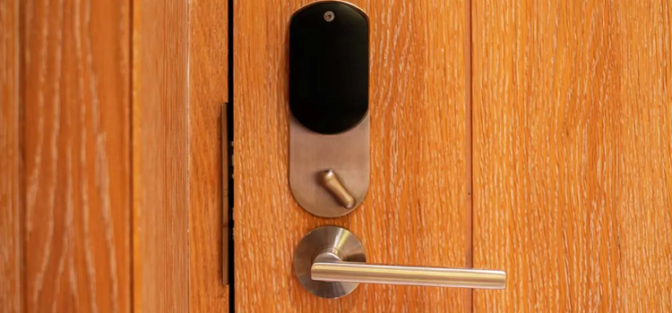 Automatic Locking Door Knob La Quinta